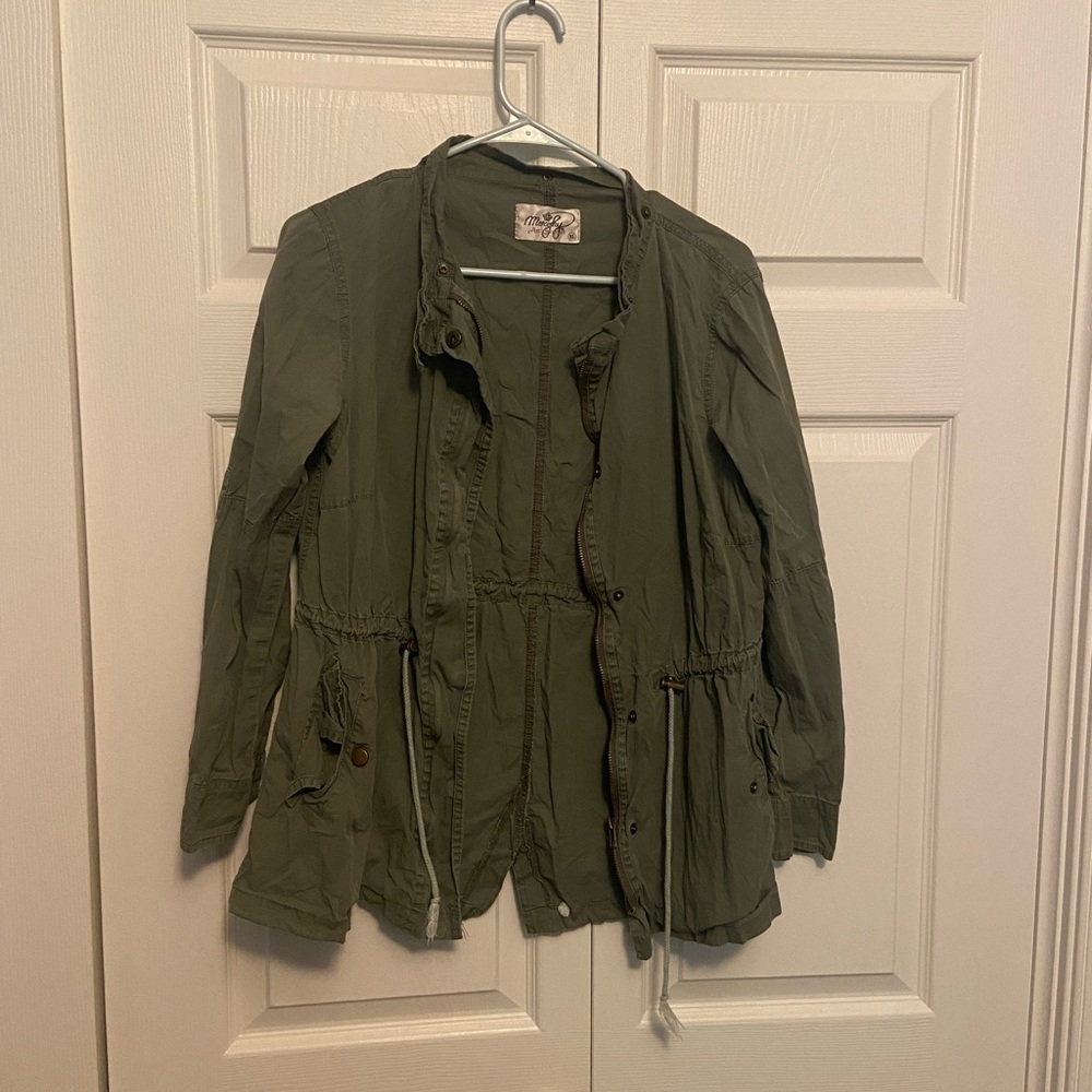 Army green thin jacket